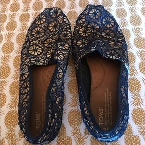 Gifted. TOMS Gold & Navy Flower Pattern Flats 8W.